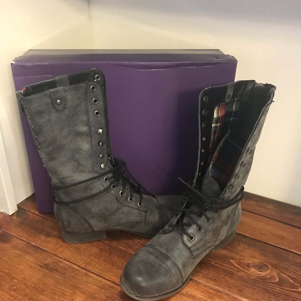 Black/grey combat boots